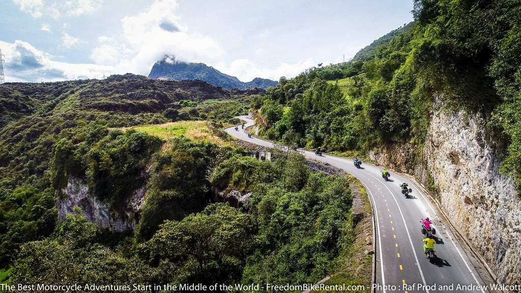 groupe de motos montant une montagne en Equateur